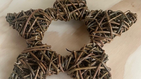 Star-shaped willow weaving